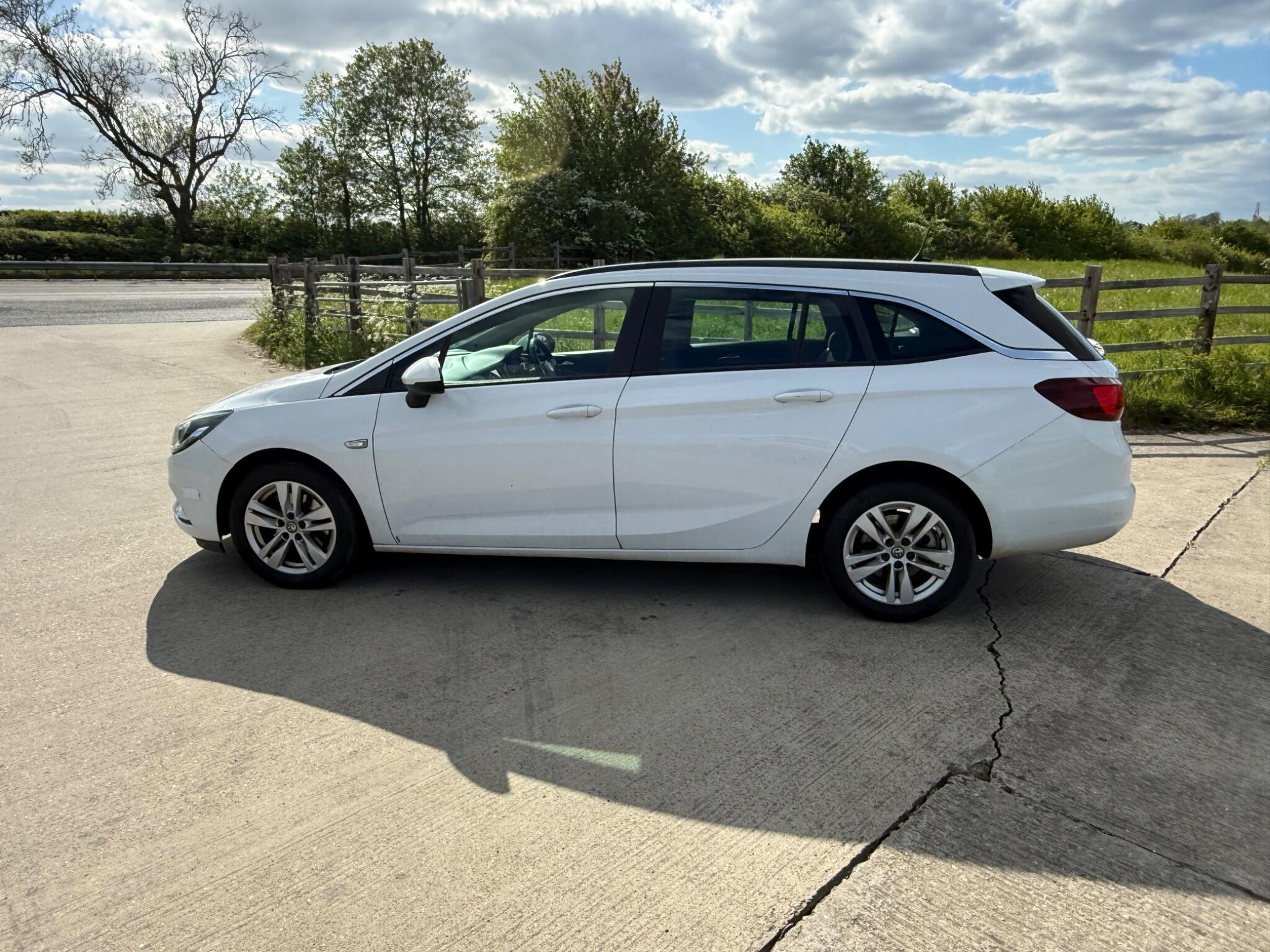 Vauxhall Astra 1.6 CDTi Tech Line Sports Tourer Euro 6 (s/s) 5dr — photo 71 of 104